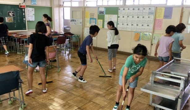 JAPONYADA OKULLARIN TEMİZLİĞİNİ ÖĞRENCİLER YAPIYOR