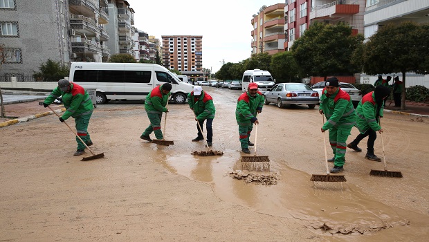 KARAKÖPRÜ'DE YAĞIŞ SONRASI ÇAMURLU YOLLAR TEMİZLENİYOR