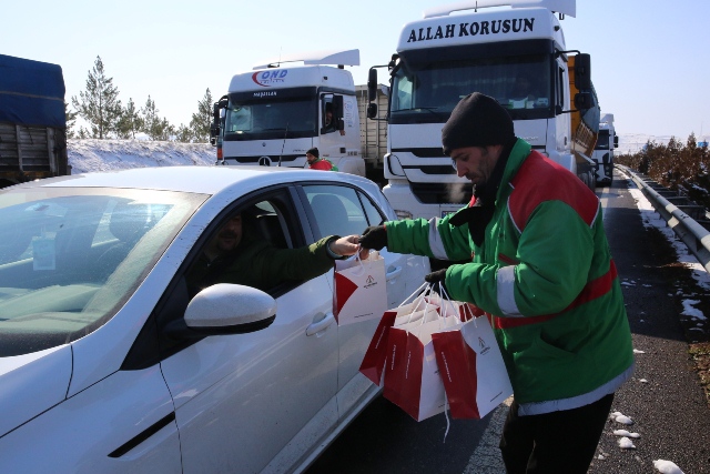 Karaköprü'de Yolda Kalanlara Kumanya Dağıtıldı