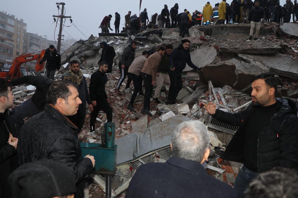 ŞANLIURFA VALİSİ ENKAZ YERİNDE İNCELEMEDE BULUNDU 