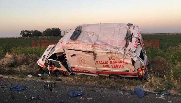 ŞANLIURFA'DA AMBULANS  ŞARAMPOLE DEVRİLDİ: 3 YARALI 1 ÖLÜ