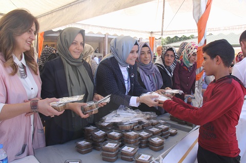 ŞANLIURFALI AK KADINLAR AŞURE DAĞITTI