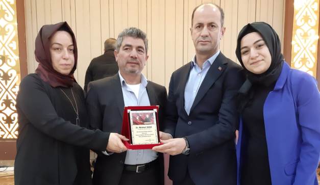 Şehit Çubukçunun Ailesinden Başkan Yavuza Plaket