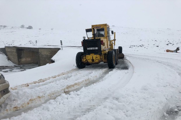 SİVEREK BELEDİYESİ KARDAN KAPANAN YOL AÇMA ÇALIŞMALAR ARALIKSIZ SÜRÜYOR