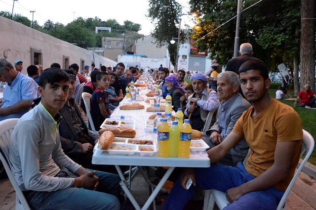 Siverek'te İftar Çadırında Ramazan Bir Başka