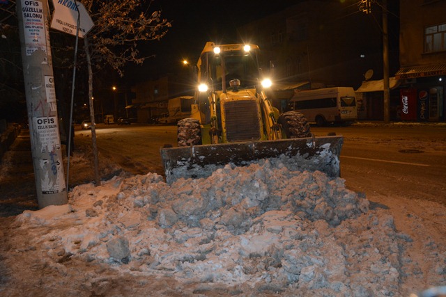 Siverekte Kar Temizleme Çalışmaları Devam Ediyor 