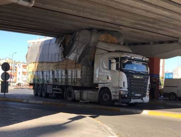 Tır Üst Geçide Sıkıştı