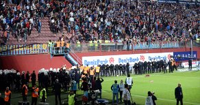 Trabzonspor - Fenerbahçe Maçı, Olaylar Nedeniyle Tatil Edildi