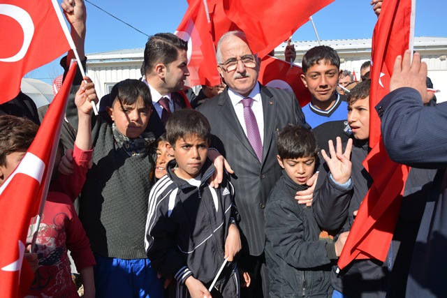 Vali Tuna Ceylanpınardaki Suriyelileri Ziyaret Etti