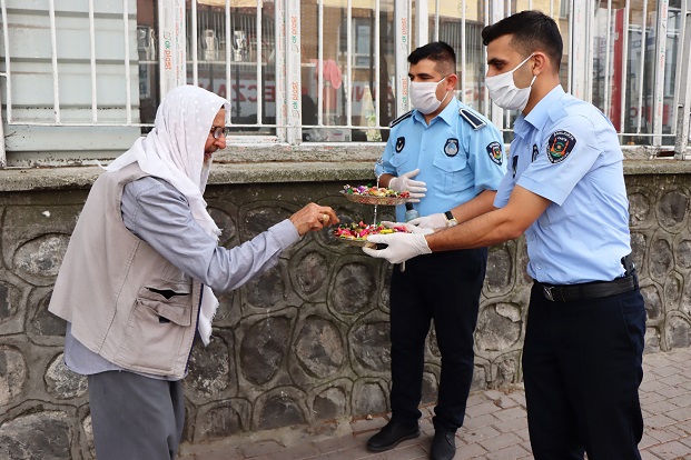 ZEYNEL BAŞKANDAN 65 YAŞ VE ÜZERİ VATANDAŞLARI SÜPRİZ